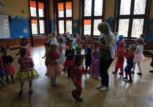 Dzieci tańczą na sali gimnastycznej
